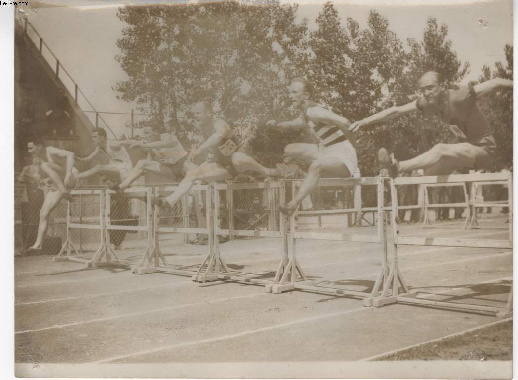 PHOTO ANCIENNE SITUEE - SELECTION D'ATHLETES AU STADE JEAN-BOUIN