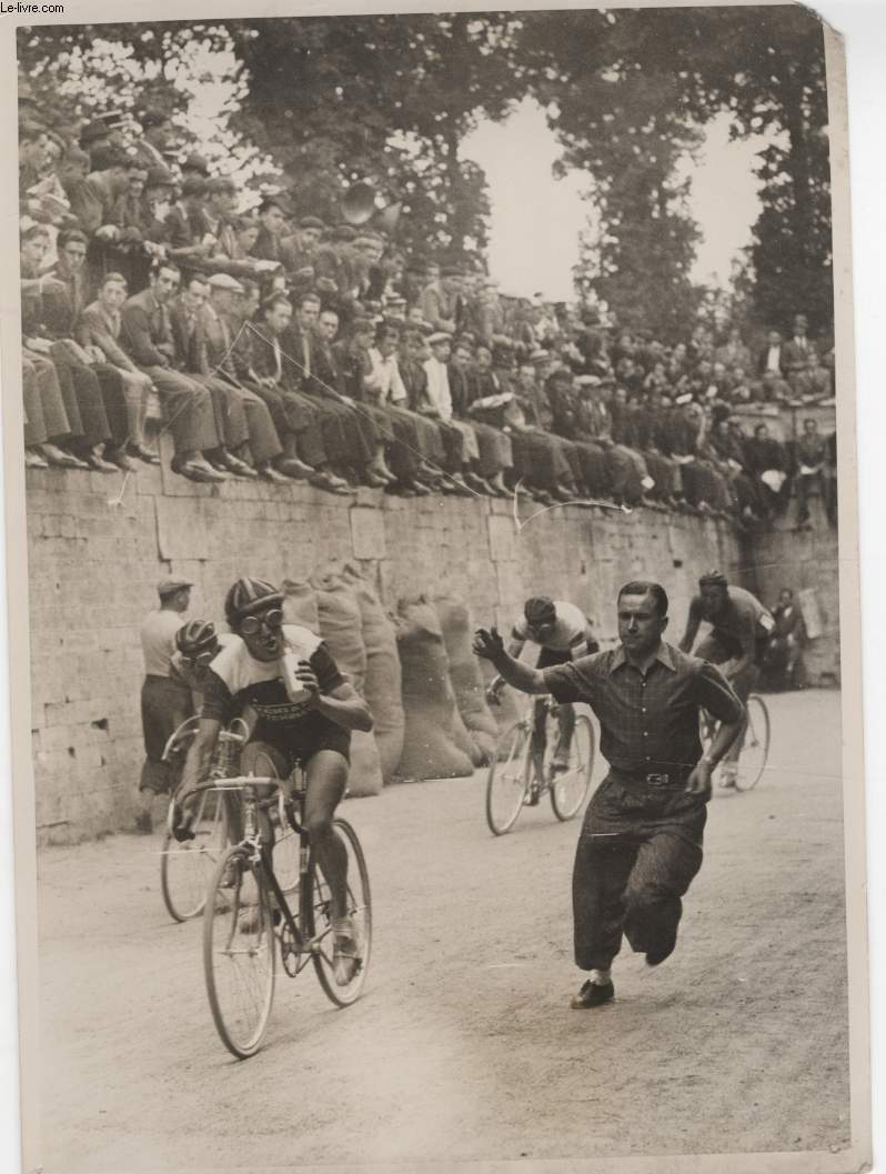 PHOTO ANCIENNE NON SITUEE - COURSE CYCLISTE