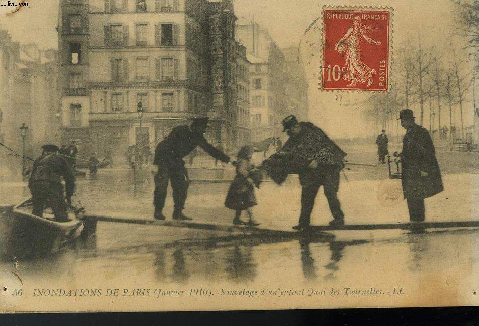 CARTE POSTALE - 56- INONDATION DE PARIS - JANVIER 1910 - SAUVETAGE D'UN ENFANT QUAI DE TOURNELLES