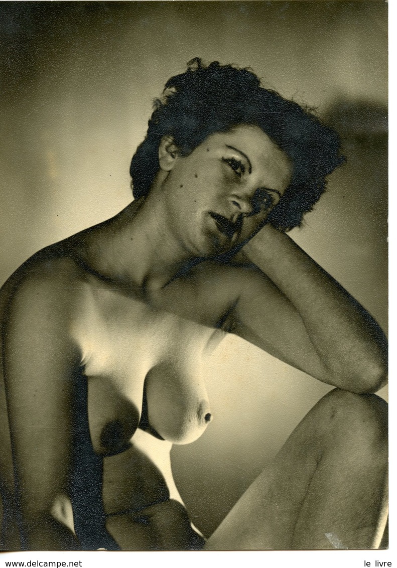 PHOTOGRAPHIE VERS 1950/60 NU FEMME ASSISE