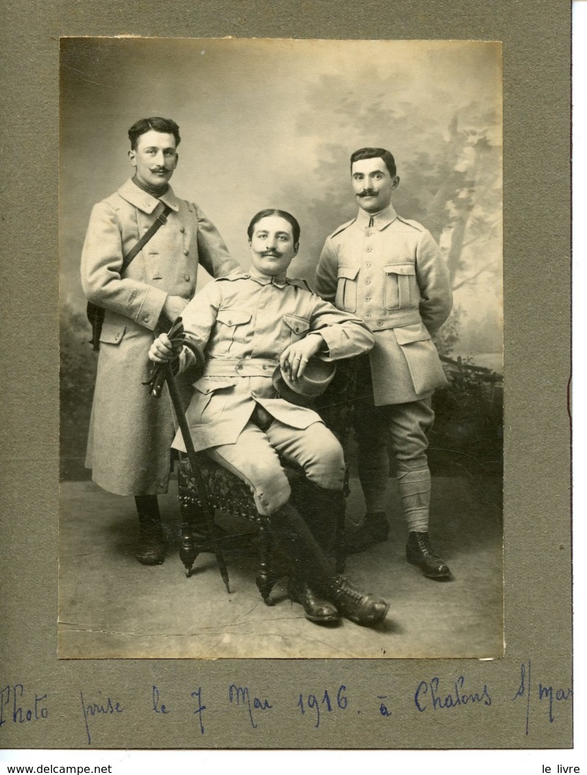 PHOTO D'EPOQUE DATEE CHALONS-SUR-MARNE 7 MAI 1916. TROIS MILITAIRES CHIFFRE 12 SUR UN COL.