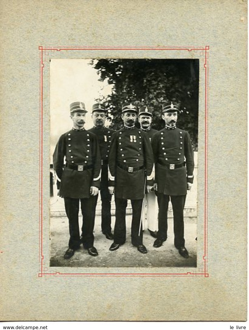 PARIS. PHOTO PAPIER SUR CARTON FORT VERS 1900 GROUPE DE POLICIERS PARISIENS POSANT SUR LE PONT SULLY