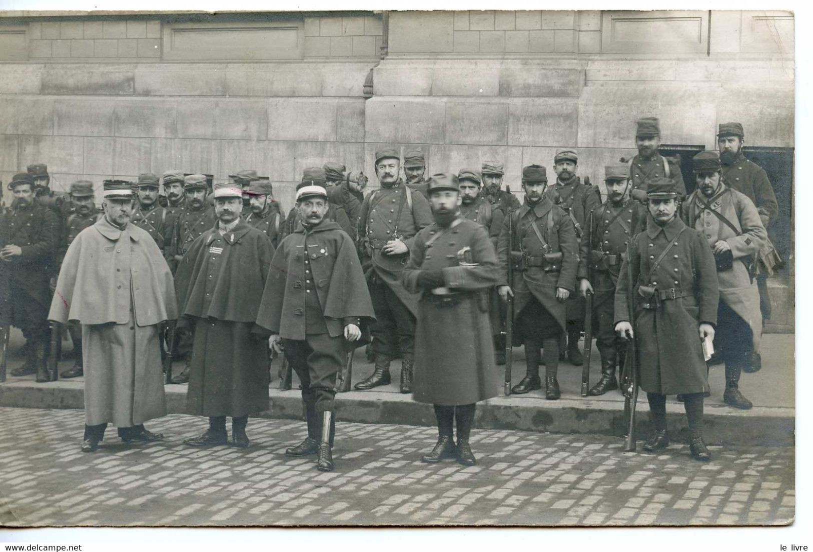 CPA PHOTO MILITARIA WW1 GROUPE DE MILITAIRES AVEC OFFICIERS 1915 CHIFFRE 20 SUR LES COLS