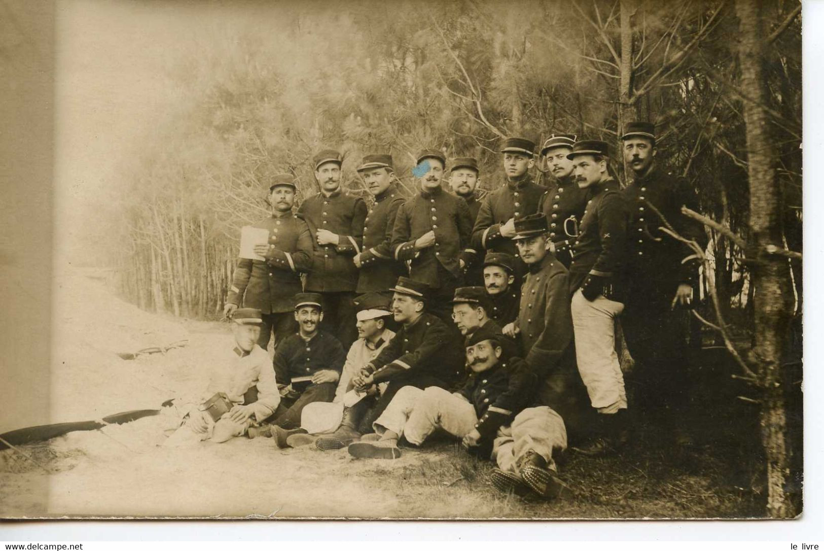 CPA PHOTO GROUPE DE MILITAIRES CAMP D'AUVOURS 1914