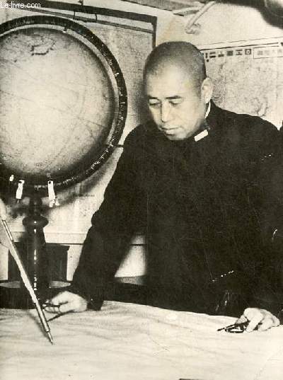 Une photo en noir et blanc de l'Amiral Isoroku Yamamoto.