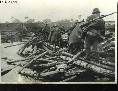 Photographie Originale de soldats d'infanterie traversant un pont dtruit sous les canons.