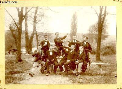 Une photographie originale ancienne en noir et blanc, d'un groupe de 8 hommes autour d'une table, en fort, dgustant vin et alcool  volont.