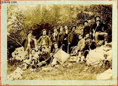 Une photographie originale ancienne en noir et blanc, du Club Excursionniste de Lyon 1888 - Groupe de 13 personnes posant dans une fort.