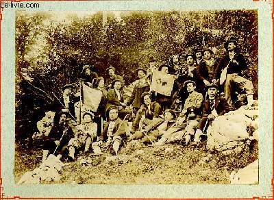 Une photographie originale ancienne en noir et blanc, d'un groupe Excursionniste de Lyon 1888 - Groupe de 21 personnes posant dans une fort, avec drapeau officiel, cannes ...