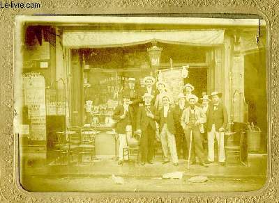 Une photographie originale ancienne albumine d'un groupe de 11 hommes, posant deavnt une devanture de magasin de Vins.