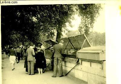 Une photographie originale, en noir et blanc, des bouquinistes du bord de Seine.