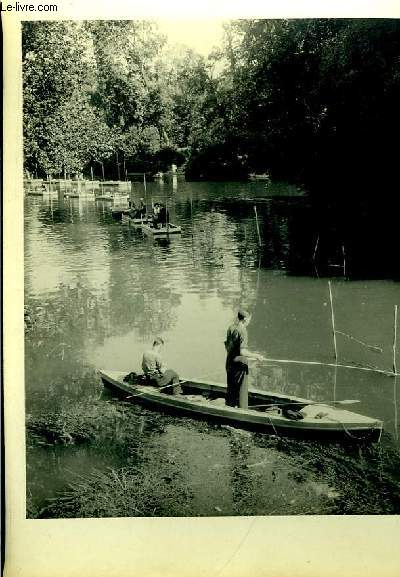 Lot de 3 photographies originales, en noir et blanc, de pcheurs (canotiers), pchant sur leurs canots (cano) sur un lac parisien.