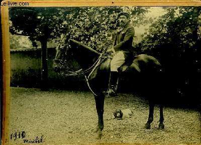 Photographie originale en noir et blanc, du cavalier Miribel, chevauchant sa monture.