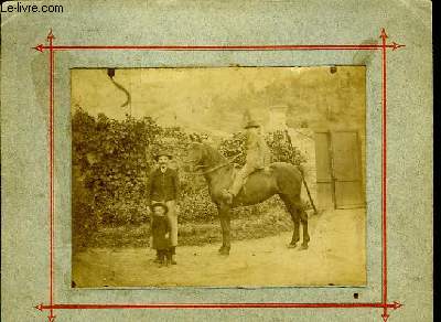Une photographie originale, en noir et blanc, d'un homme et de 2 enfants, dont l'un chevauchant un cheval.
