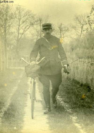 Une photographie originale, en noir et blanc, d'un facteur en tenue, marchant  cot de sa bicyclette.