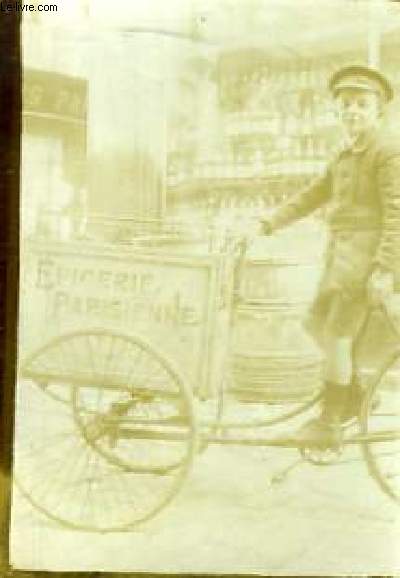 Une photographie originale, en noir et blanc, d'un enfant sur un Tricycle de 
