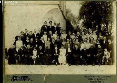 Une photographie originale d'une famille lors d'un mariage,  la sotie de l'Eglise.